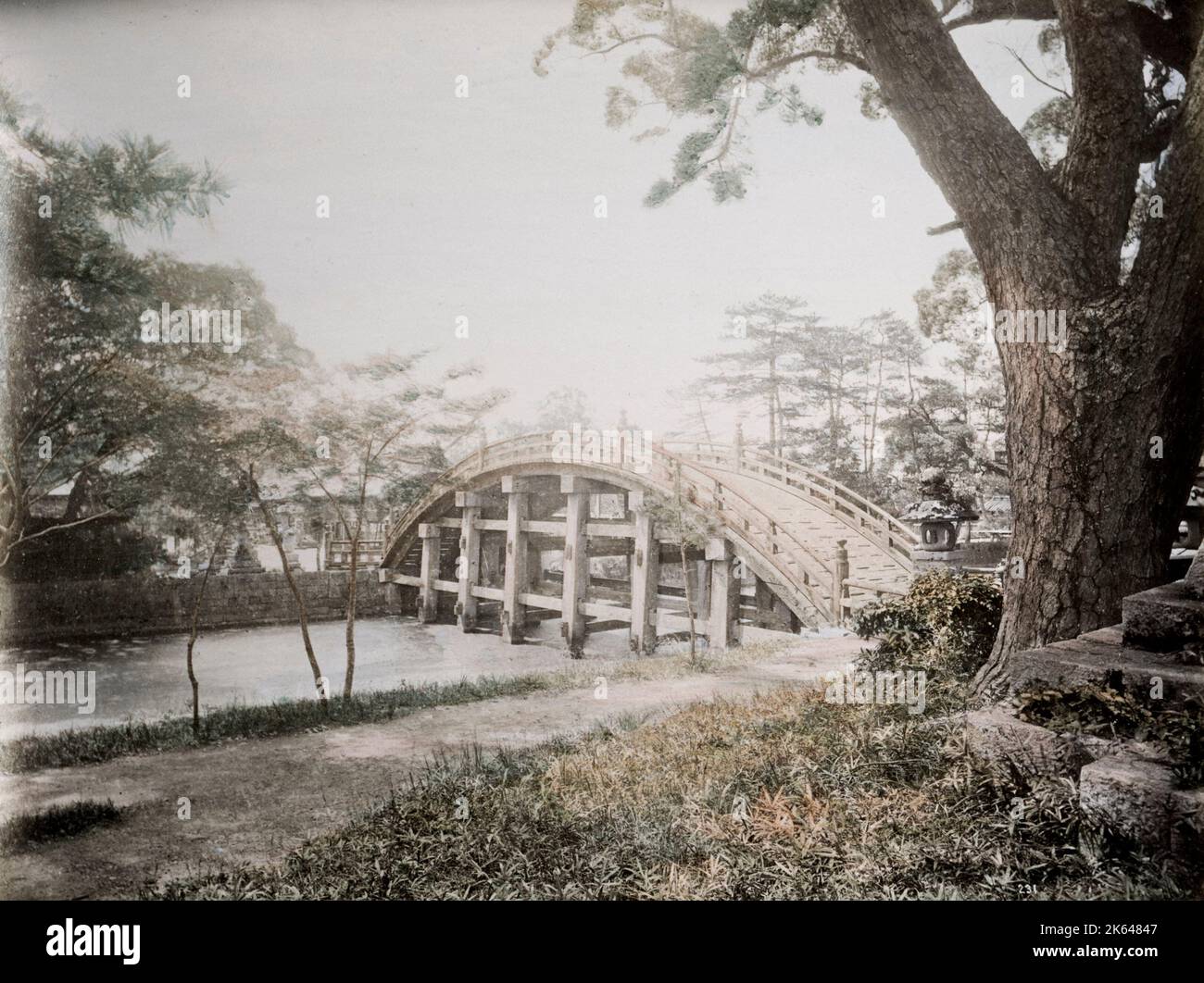 Fotografia d'epoca del XIX secolo - Giappone - dallo studio di Baron Raimund von Stillfried. Il Ponte Soribashi al Santuario di Sumiyoshi Shinto fu chiamato anche Ponte del tamburo, Osaka. Foto Stock