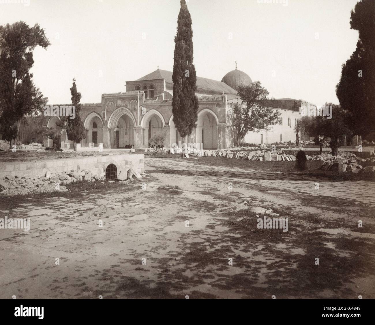 Vintage 19th ° secolo fotografia - al Aqsa moschea, circa 1890's. La moschea di al-Aqsa, situata nella città vecchia di Gerusalemme, è il terzo luogo più sacro dell'Islam. La moschea fu costruita sulla cima del Monte del Tempio, conosciuto come il composto di al Aqsa o Haram esh-Sharif nell'Islam. Foto Stock