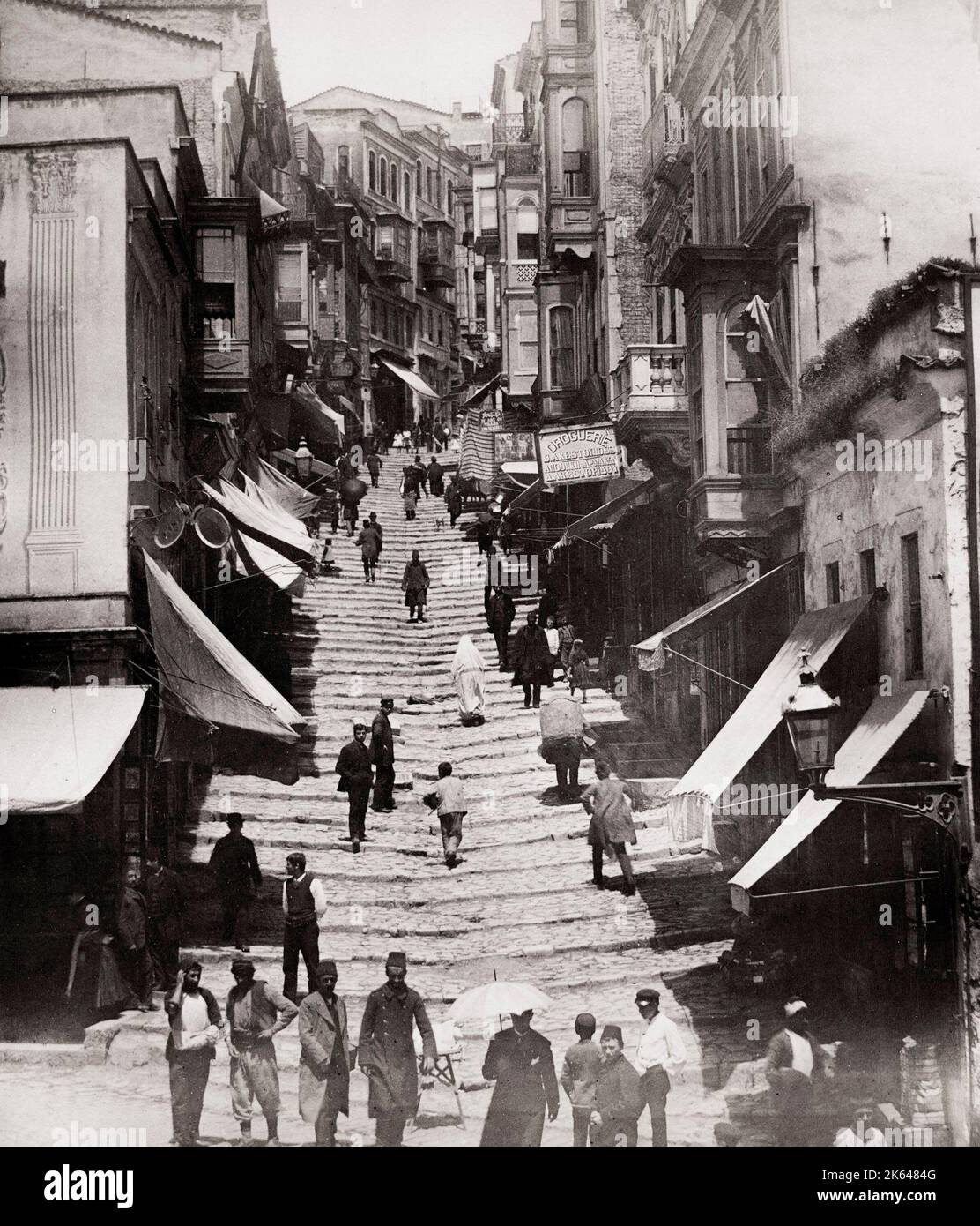Vintage 19 ° secolo fotografia - passi sulla Grande Rue de Pera, Costantinopoli (Istanbul) Turchia, immagine circa 1890's. Foto Stock