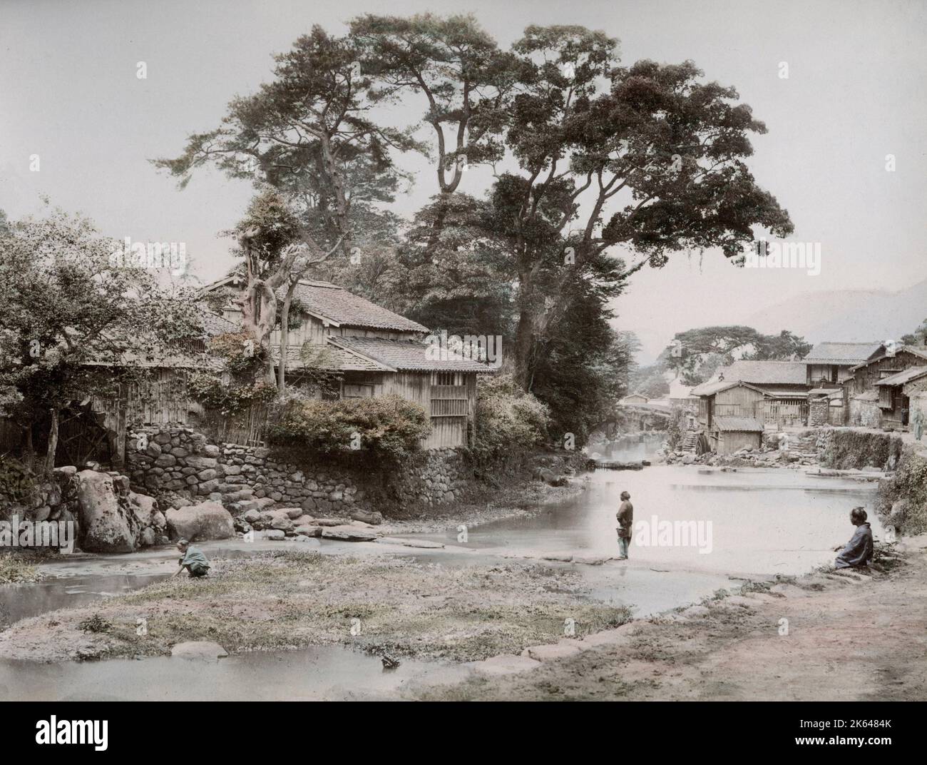 Fotografia d'epoca del XIX secolo - Giappone - dallo studio di Baron Raimund von Stillfried. Scena fluviale, Nagasaki. Immagine originale di Felix, Felix Beato. Foto Stock