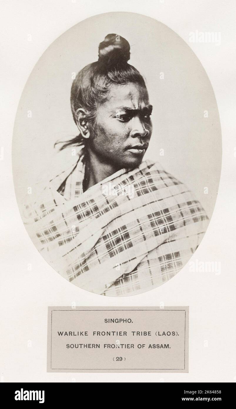 Il popolo dell'India: Una serie di illustrazioni fotografiche, con Letterpress descrittiva, delle razze e delle tribù indù - pubblicato nel 1860 sotto l'ordine del viceré, Lord Canning - Singhpo, tribù di frontiera bellica, Laos, frontiera meridionale di Assam. Jingpo. Foto Stock