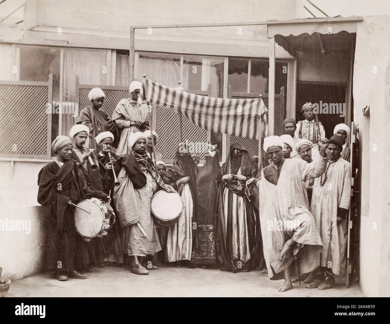 Fotografia d'epoca del XIX secolo - processione araba di matrimoni con musicisti, Egitto, circa 1880, foto dello studio Sebah. Foto Stock