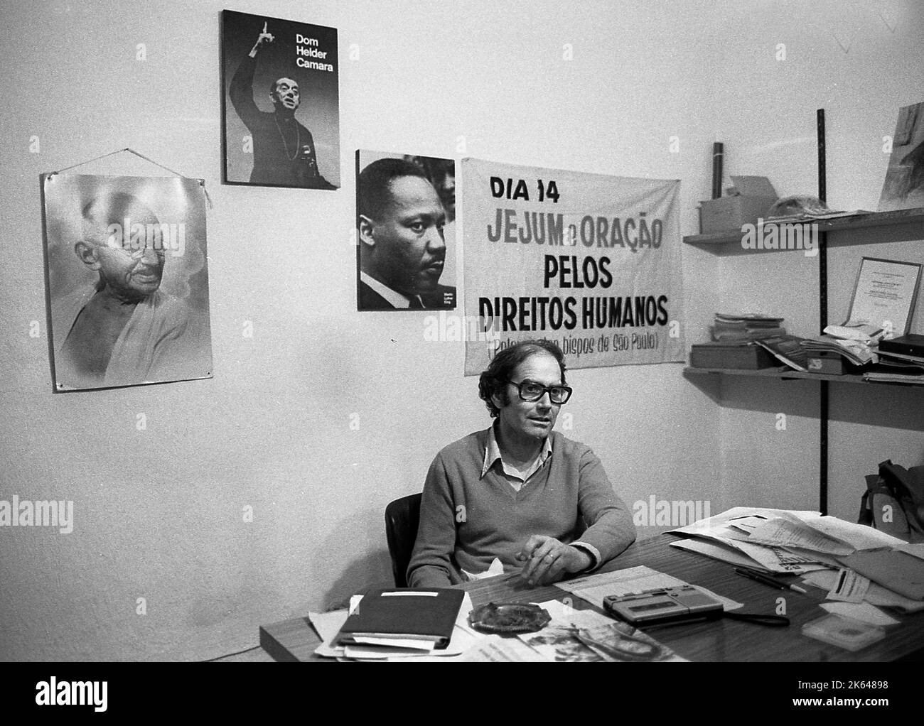 Adolfo Perez Esquivel, 1980 Premio Nobel per la pace, nel suo ufficio di Buenos Aires Foto Stock