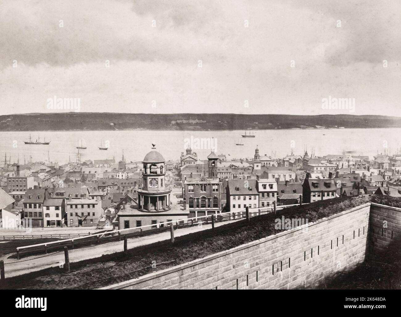 Fotografia d'epoca del XIX secolo: Halifax, Nuova Scozia, Canada, guardando verso il mare. Foto Stock