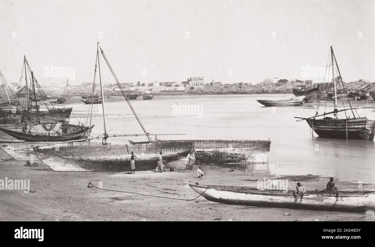 Fotografia d'epoca del XIX secolo: Vista costiera con barche sulla spiaggia, Zanzibar. Foto Stock