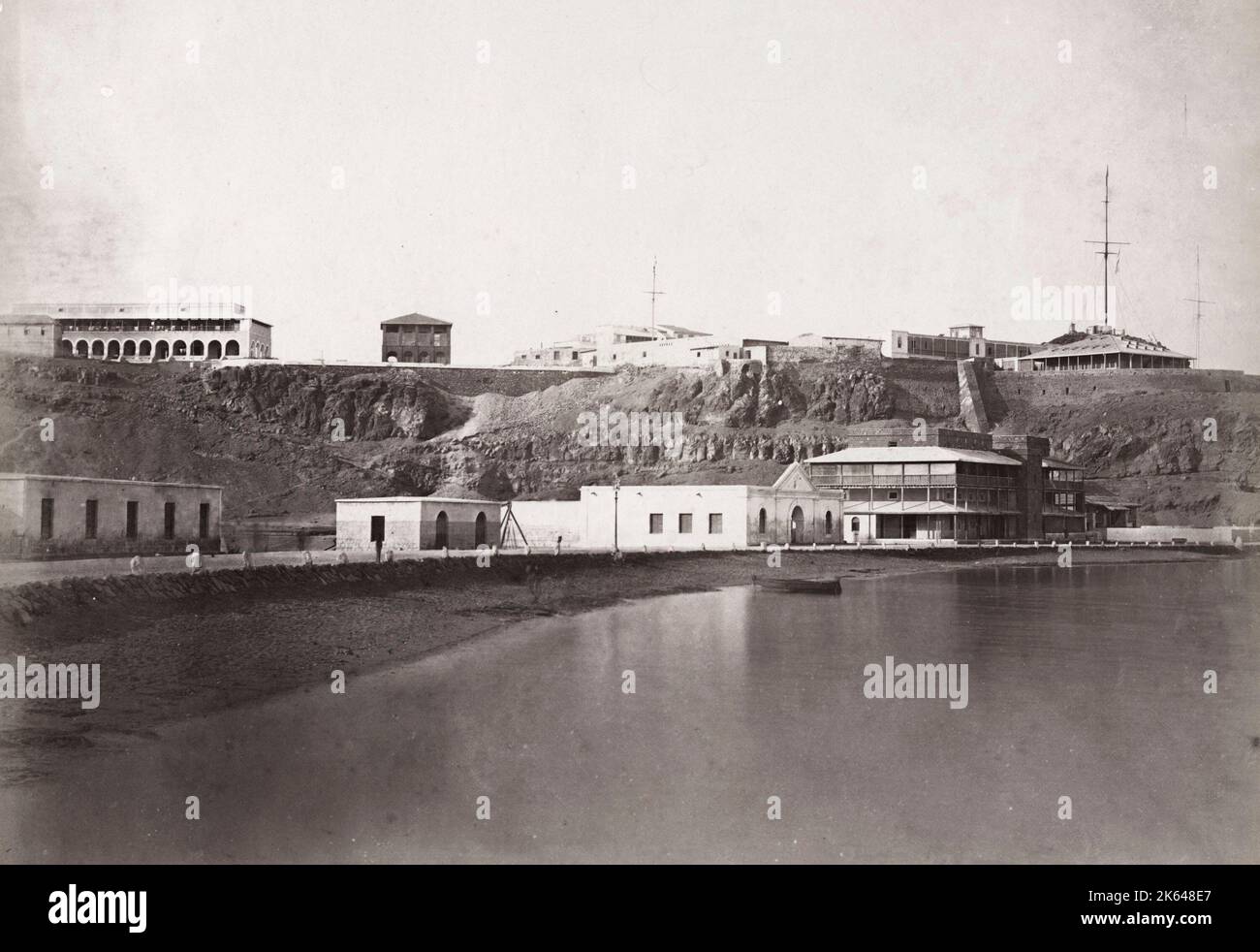 Fotografia d'epoca del XIX secolo: Edifici sulla riva di Aden, Yemen Foto Stock