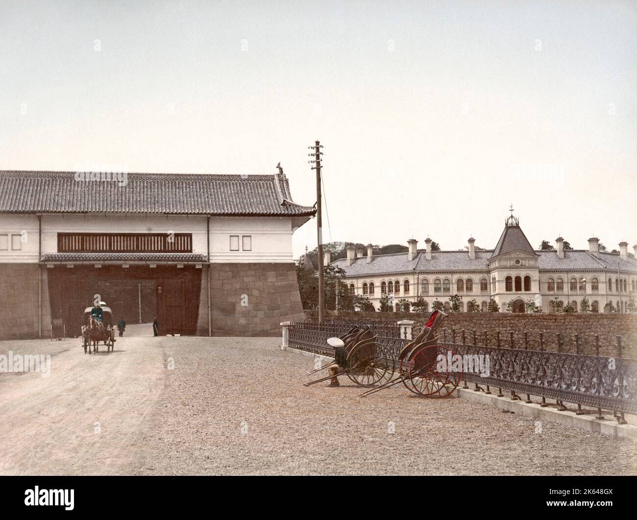C. 1880 Giappone - porta del palazzo imperiale di Tokyo Foto Stock