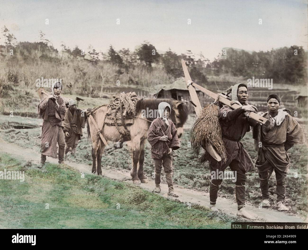 19 ° secolo vintage fotografia - agricoltori di ritorno dai campi, con strumenti, e un cavallo, Giappone, circa 1880. Foto Stock