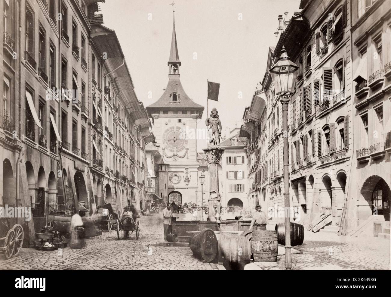 Fotografia d'epoca del XIX secolo: La Zytglogge è una torre medievale di riferimento a Berna, Svizzera. Costruito agli inizi del XIII secolo, ha servito la città come torre di guardia, prigione, torre dell'orologio, centro di vita urbana e monumento civico. Foto Stock