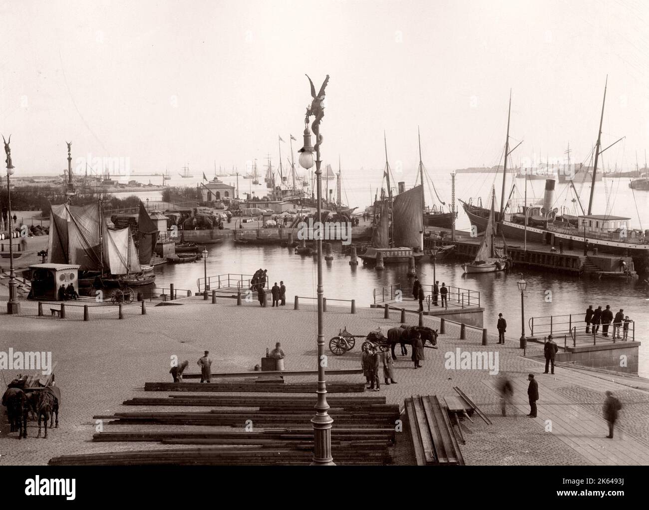 Vista dei moli, porto con navi Copenhagen, Danimarca, circa 1890's. Foto Stock