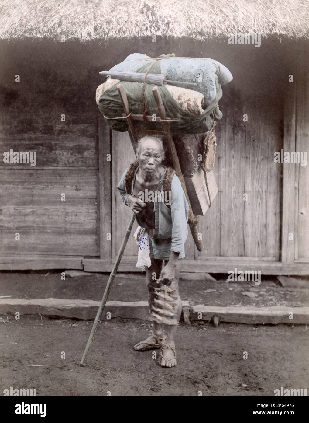 Porter con il suo carico, Giappone, circa 1880's Vintage fine 19th ° secolo fotografia Foto Stock