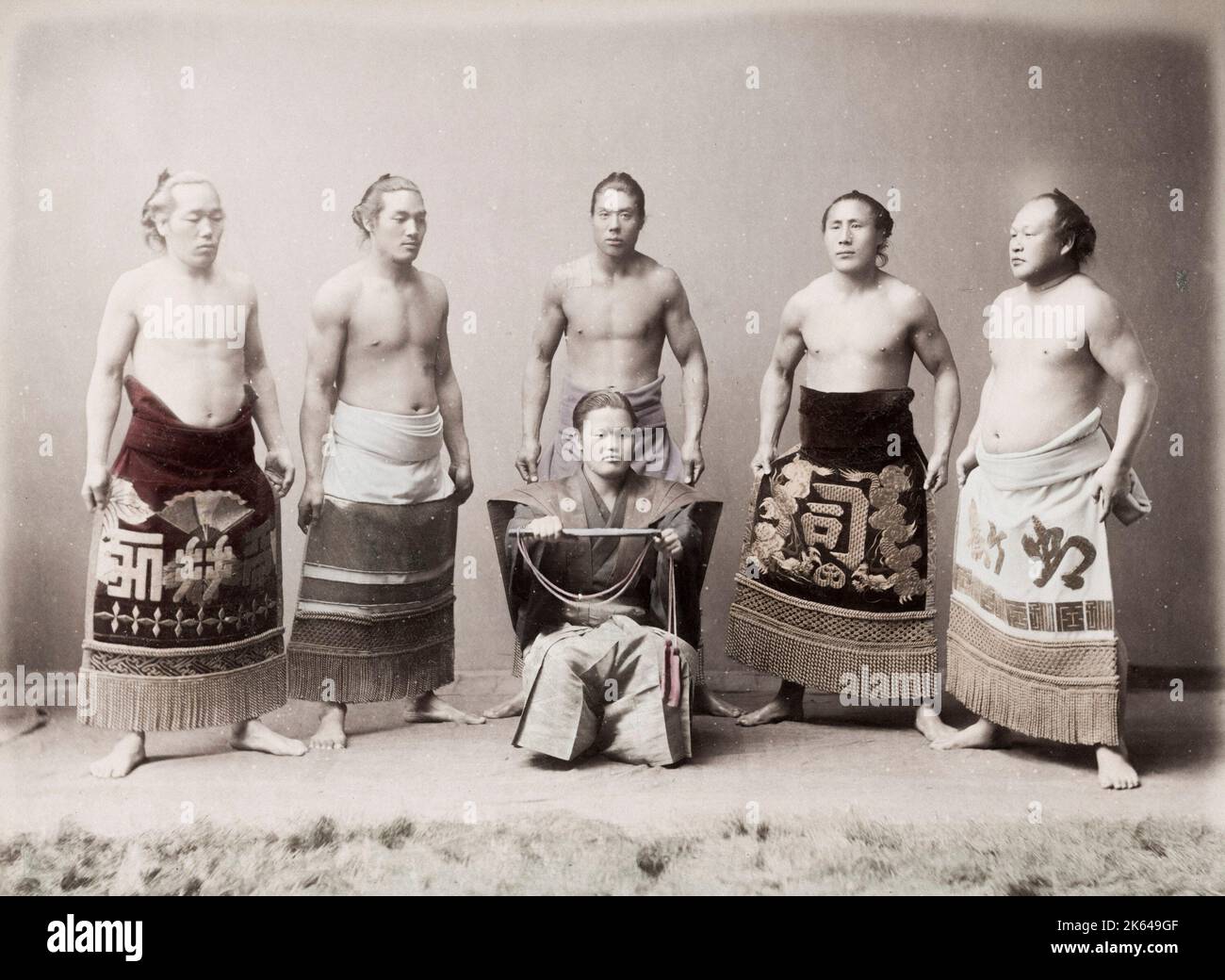 Fotografia d'epoca del XIX secolo: Gruppo di lottatori di sumo, Giappone/ Foto Stock