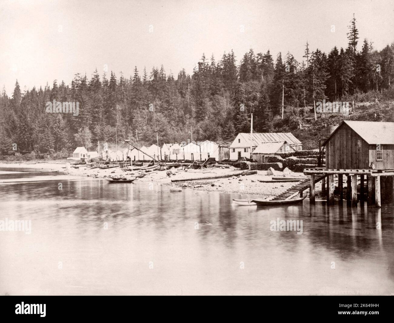 C. 1880 vintage fotografia - America del Nord - Villaggio Baia di avviso sulla isola di cormorani, nel distretto regionale del Monte Waddington, British Columbia, Canada. Foto Stock
