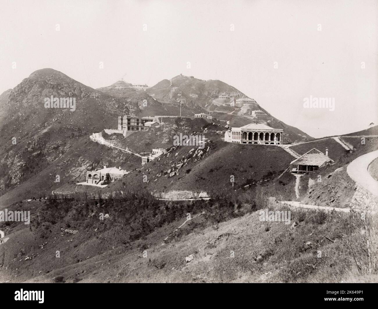 Fotografia d'epoca del XIX secolo: Case sul picco, Hong Kong. Foto Stock