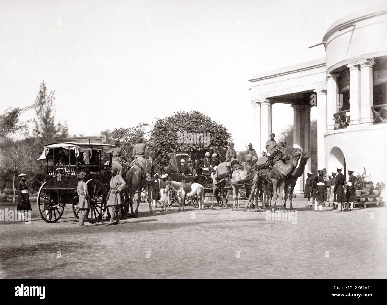 Sir Robert Montgomery Carrello cammello al Palazzo del Governo, Lahore, 1860's Foto Stock