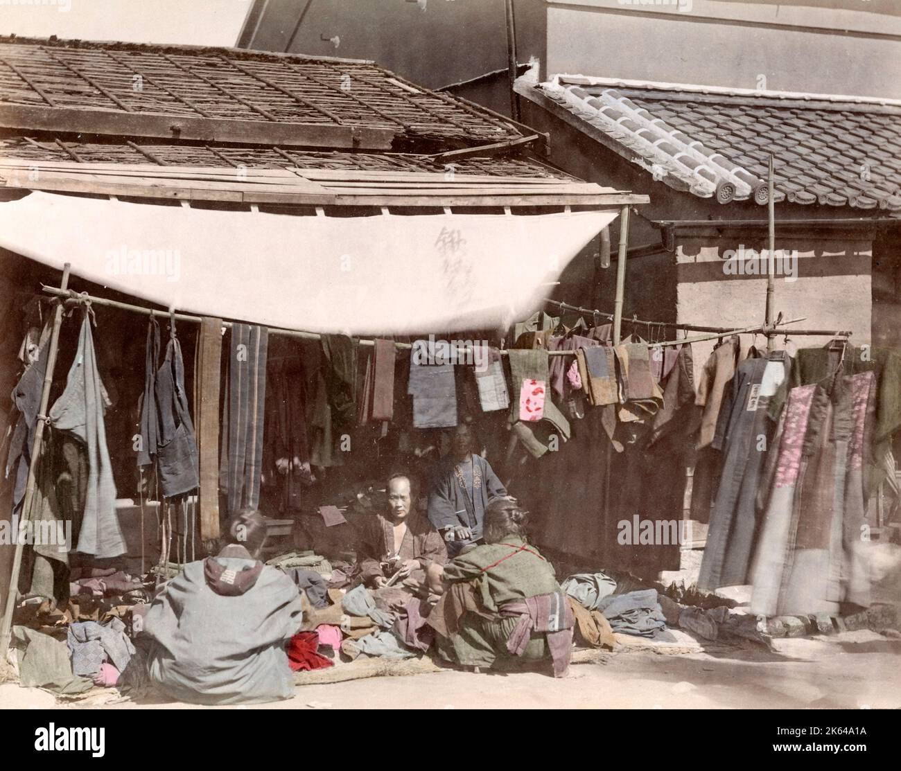 C. 1880 Giappone - panno e negozio di abbigliamento Foto Stock