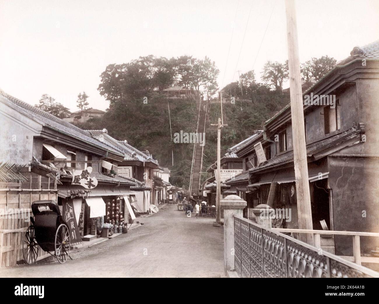 C. 1880 Giappone - 100 gradini che portano al Bluff, Yokohama Foto Stock