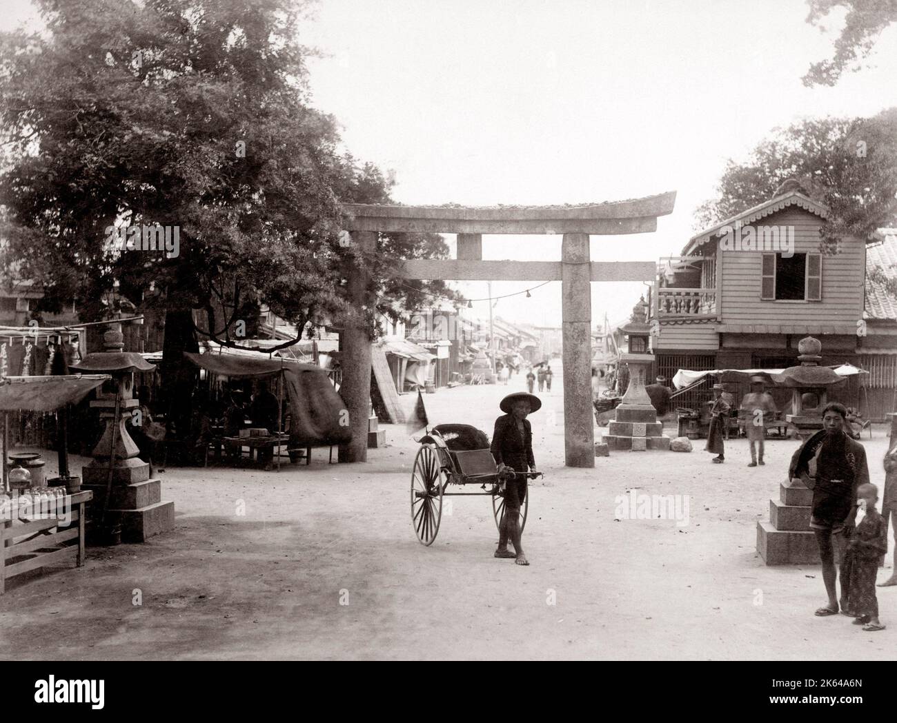 il Giappone del 1880 del c. - strada davanti al tempiale di Ikuta in Kobe Foto Stock