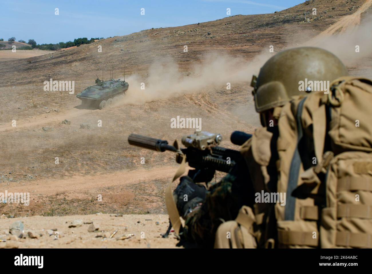 U.S. Marine Corps PFC. Gage Stephens, un fucile assegnato a Charlie Company, 1st Battaglione, 1st Regimento Marino, 1st Divisione Marina mantiene la sicurezza su un obiettivo mentre i veicoli da combattimento anfibi assegnati a 3rd Battaglione anfibio d'assalto, 1st Divisione Marina si spostano in posizione per sostenere durante un esercizio sul campo di battaglione a Range 800, Marine Corps base Camp Pendleton, California, 29 settembre 2022. La gamma 800 ha migliorato l'efficienza di Charlie Company nelle operazioni di platoon indipendenti e le competenze di base del team di supporto antincendio durante la FEX più grande, con l'obiettivo di aumentare le readi di combattimento del battaglione Foto Stock