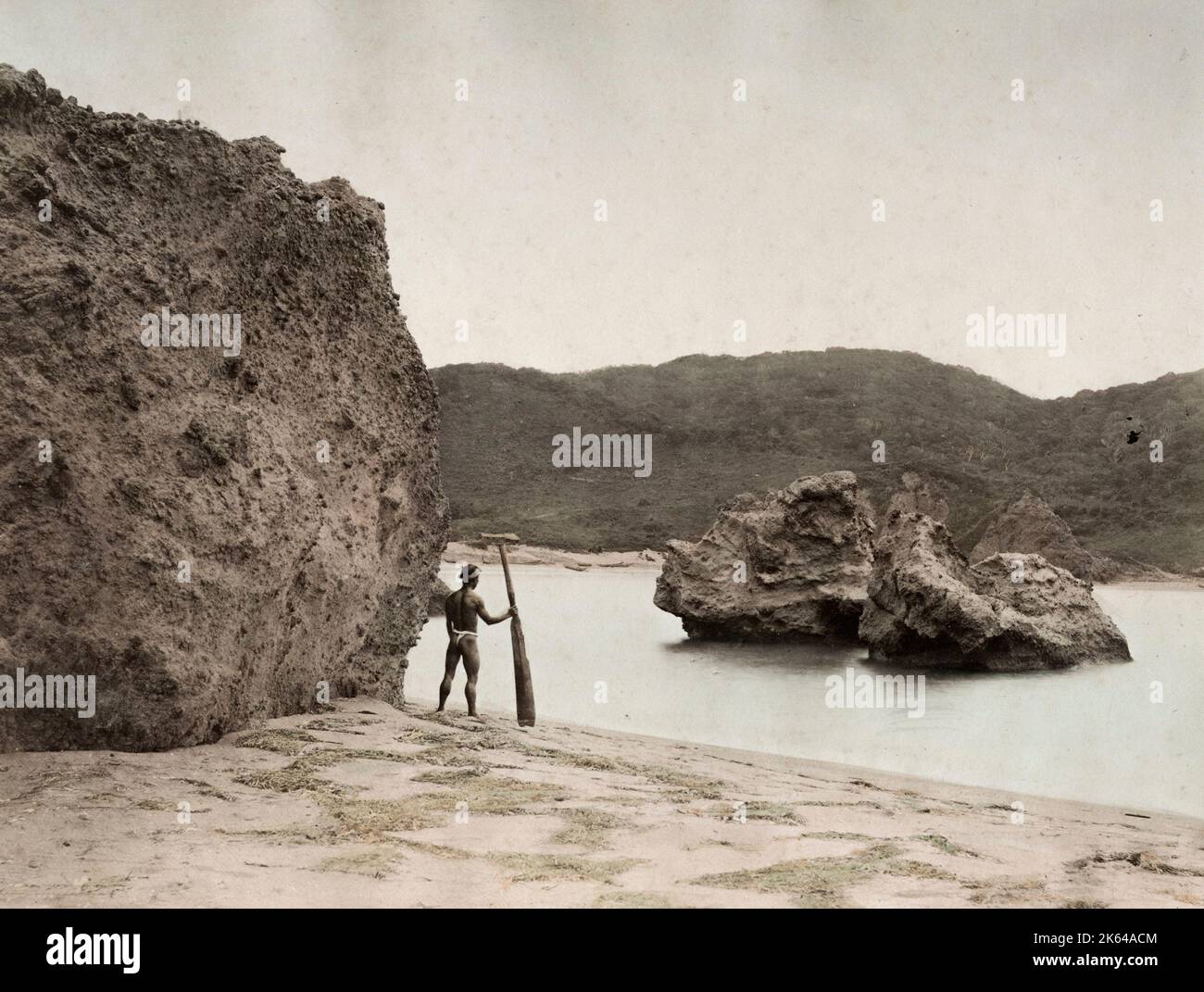 Fotografia d'annata del XIX secolo - Fotografia d'annata del XIX secolo - veduta di 'Inos Island' Ainu, isola di Aino Giappone - la gente di Ainu era indenne all'isola settentrionale ora conosciuta come Hokkaido - immagine mostra l'uomo Ainu con pagaia. Foto Stock