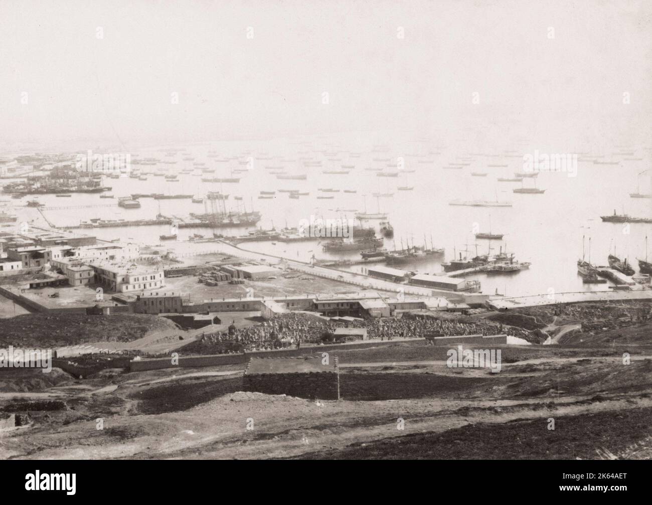 Fotografia d'epoca del XIX secolo: Baku, la capitale e il centro commerciale dell'Azerbaigian, è una città bassa con la costa lungo il Mar Caspio. E' famosa per la sua vecchia città medievale fortificata, che contiene il Palazzo degli Shirvanshah, un vasto complesso reale, e l'iconica Torre Maiden in pietra. Vista del porto. Foto Stock