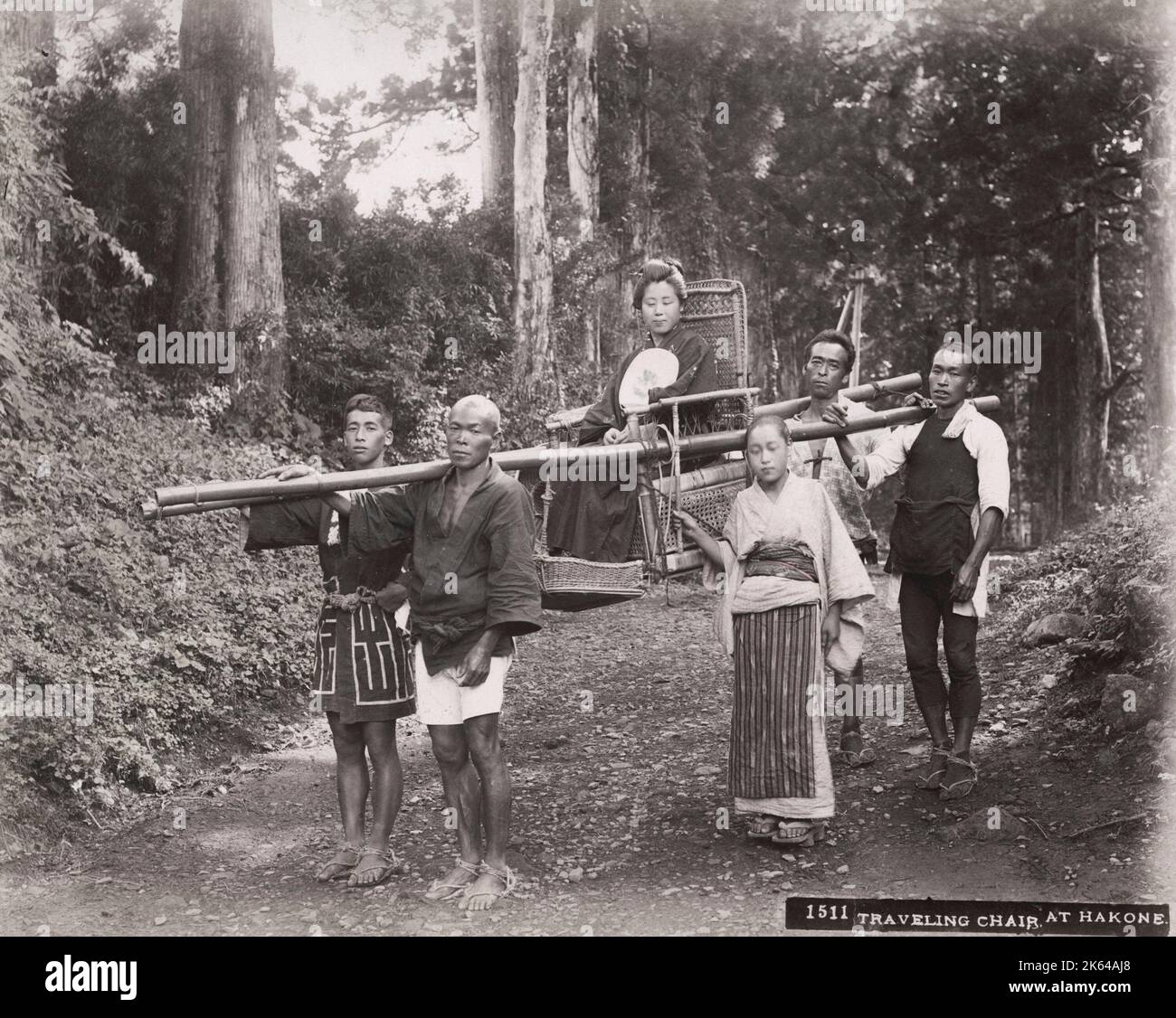 Fotografia vintage tardo 19 ° secolo: Donna in una sedia di viaggio, sedia berlina, Hakone, Giappone Foto Stock