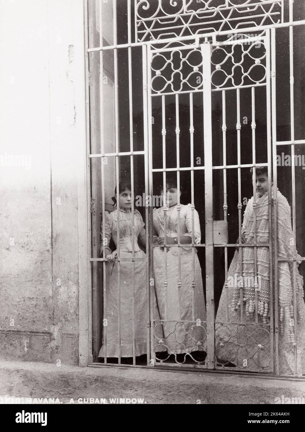 c.1900 Fotografia - Cuba: L'Avana, una finestra cubana, donne che guardano fuori Foto Stock