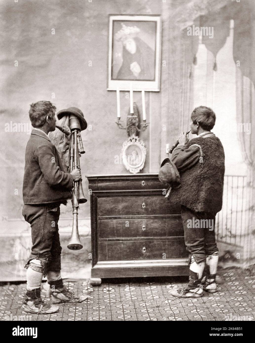 Musicisti di strada in onore di una Madonna, Italia, c.1880's Foto Stock