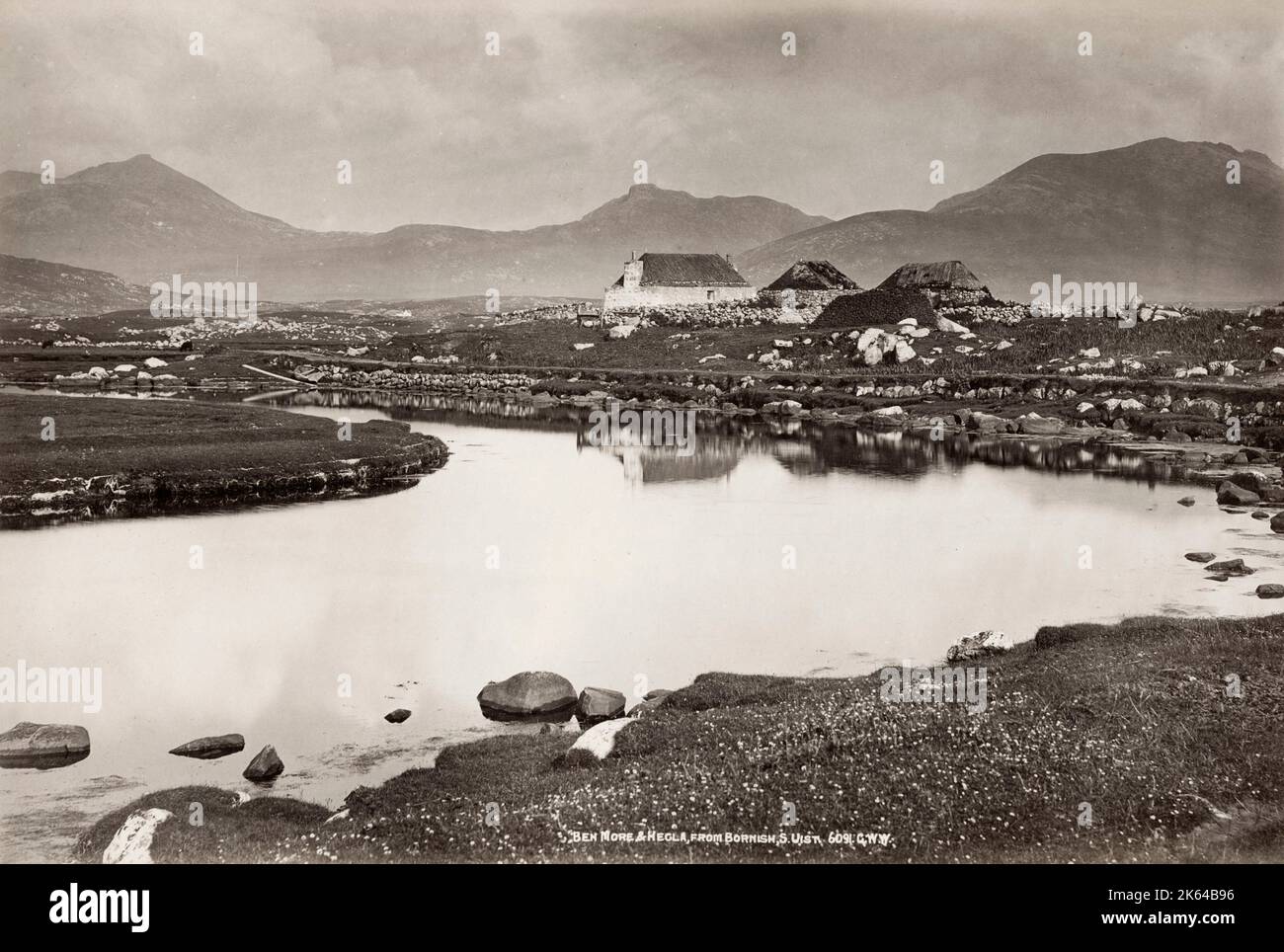 Fotografia del XIX secolo d'epoca: Ben More e Helgas di Bornish, South Uist, Scozia, immagine del 1880. Foto Stock
