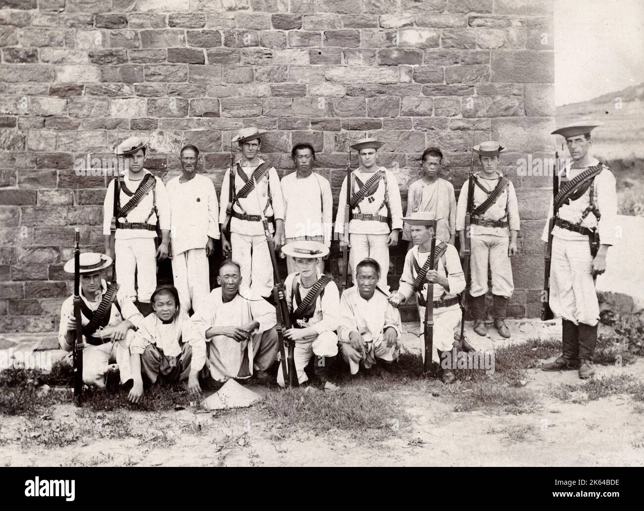 Fotografia d'epoca: Truppe cinesi ed europee della HMS Blenheim, a Weihaiwei, Weihai, Cina, intorno al 1900. Foto Stock