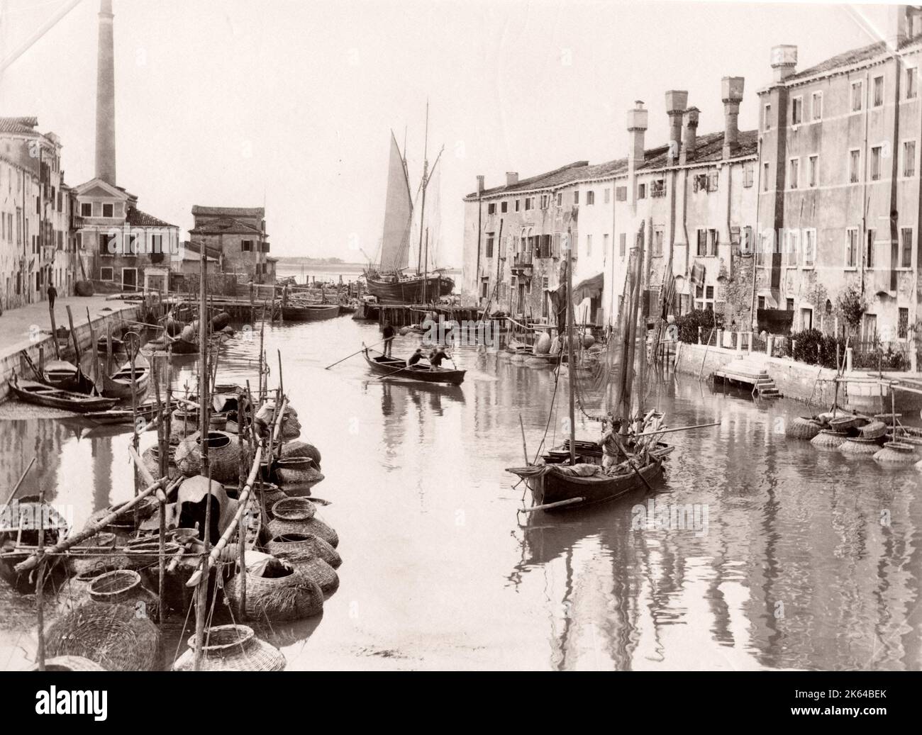 Foto d'epoca della fine del XIX secolo: Vita quotidiana su un canale, barche, cargo, Venezia Italia. Foto Stock