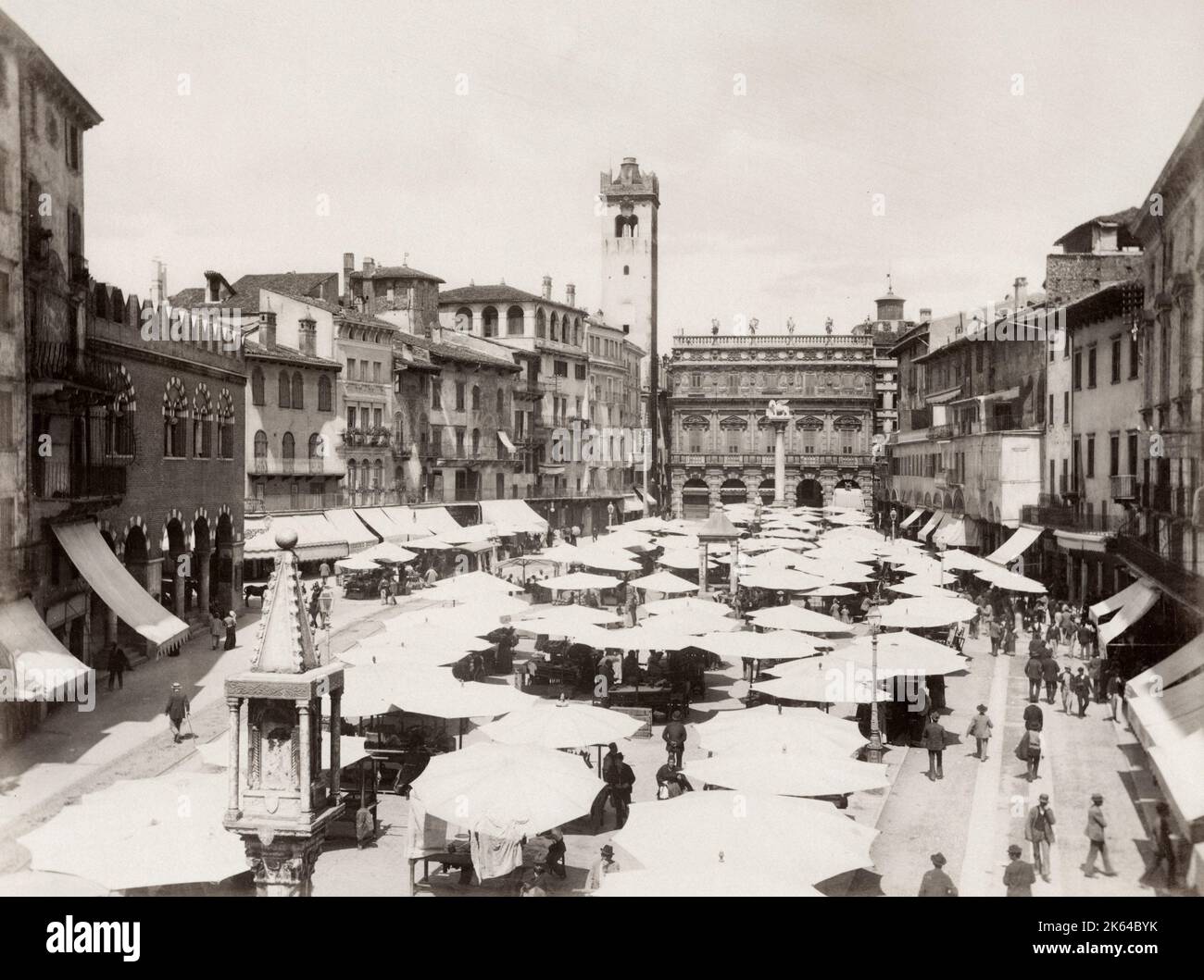 19th ° secolo di fotografia d'epoca - mercato, Piazza delle Erbe, una piazza a Verona, nel nord Italia. Foto Stock