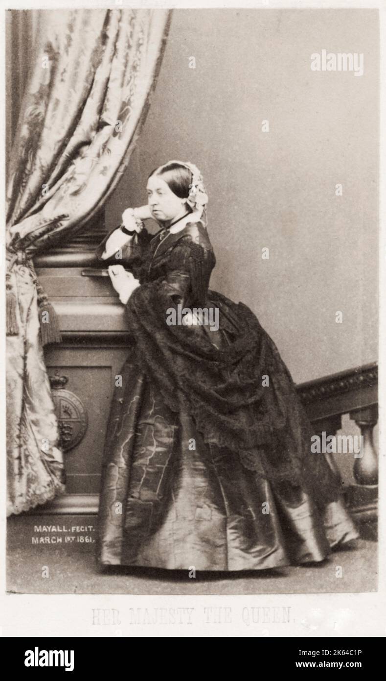Fotografia d'epoca del XIX secolo: Sua Maestà la Regina Vittoria, da a carte de visite di Mayall, 1858. Victoria (Alexandrina Victoria; 24 maggio 1819 – 22 gennaio 1901) è stata regina del Regno Unito di Gran Bretagna e Irlanda dal 20 giugno 1837 fino alla sua morte. Foto Stock