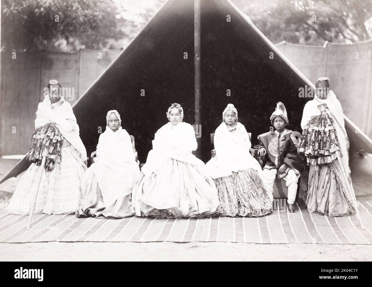 Fotografia d'epoca del XIX secolo: Gruppo di nobiltà indiana in abiti raffinati Foto Stock