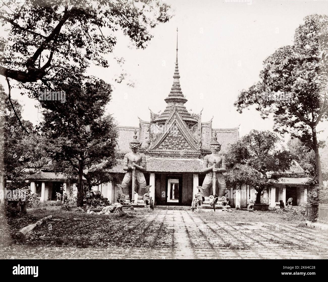 Fotografia d'epoca del XIX secolo: Ingresso al tempio, probabilmente Siam, Thailandia, archetettura tradizionale. Foto Stock