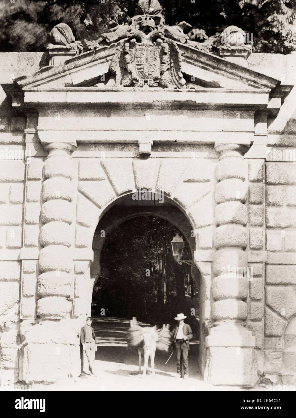 Fotografia d'epoca del XIX secolo: Ingresso ai giardini Alameda de la Alhambra, Granada, Spagna. Foto Stock