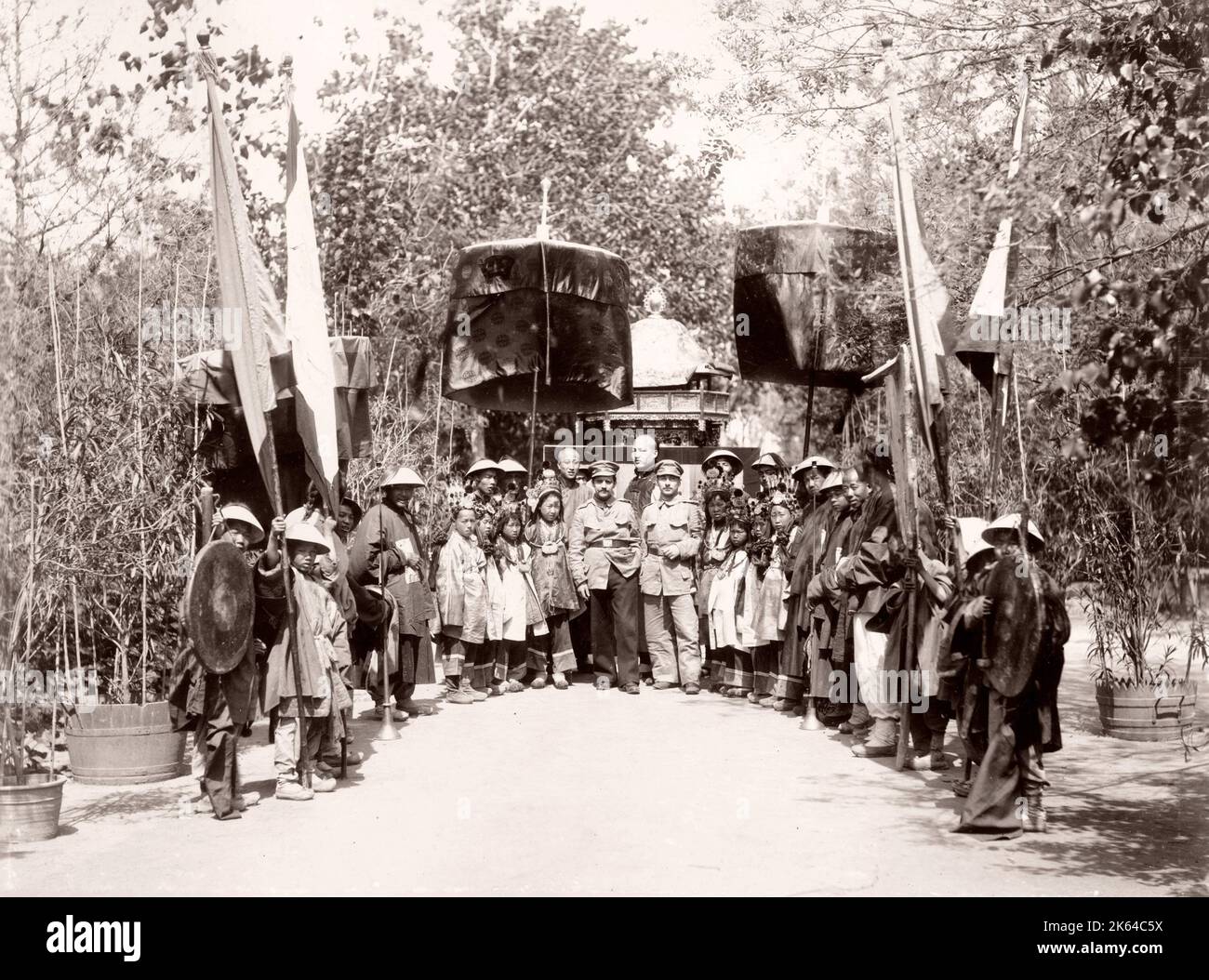 Foto d'annata tardo 19 ° secolo/1900: Pocession, con tedesco (?) Soldati, Pechino, Cina Foto Stock