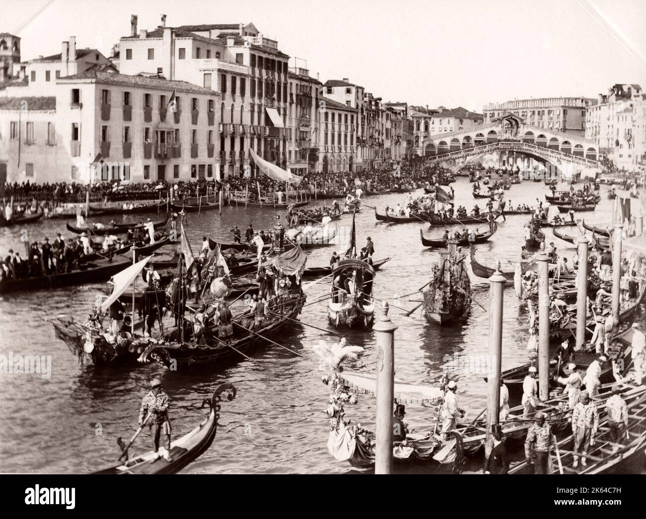 Foto d'epoca della fine del XIX secolo: Festival, barche, gondole, Ponte di Rialto, Venezia, Italia. Foto Stock