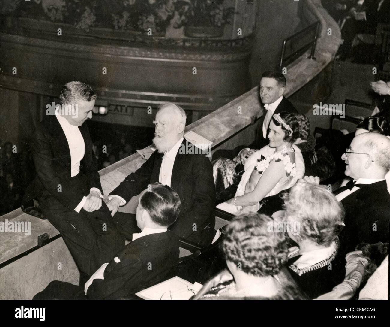 Charlie Chaplin incontra George Bernard Shaw al Dominion Theatre per il Regno Unito premiere di luci della città, 27 febbraio 1931. Foto Stock