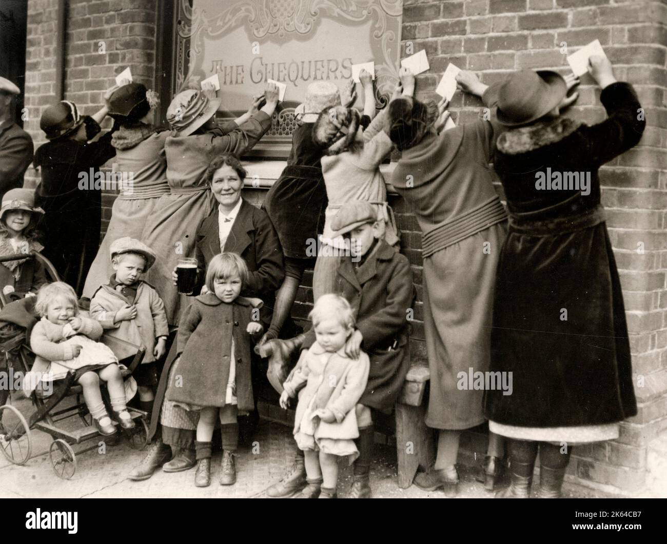 Londra raccoglitrici di luppolo nel Kent invio di cartoline home, c.1920s Foto Stock