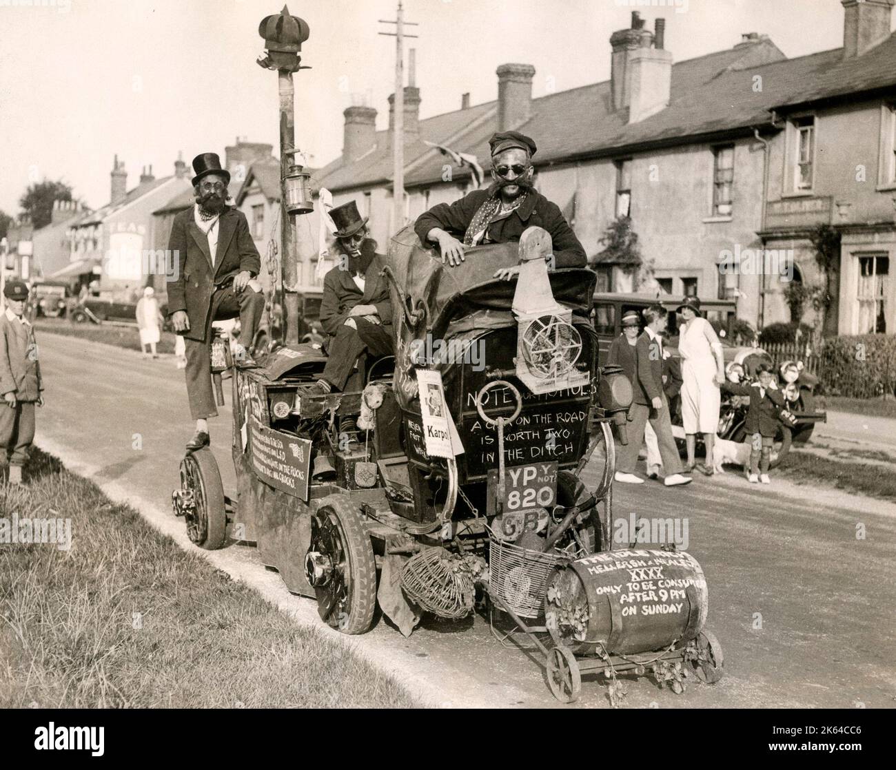 1920s foto stampa di un galleggiante carnevale - un'auto dal titolo Idle Rich, stile steampunk. Foto Stock