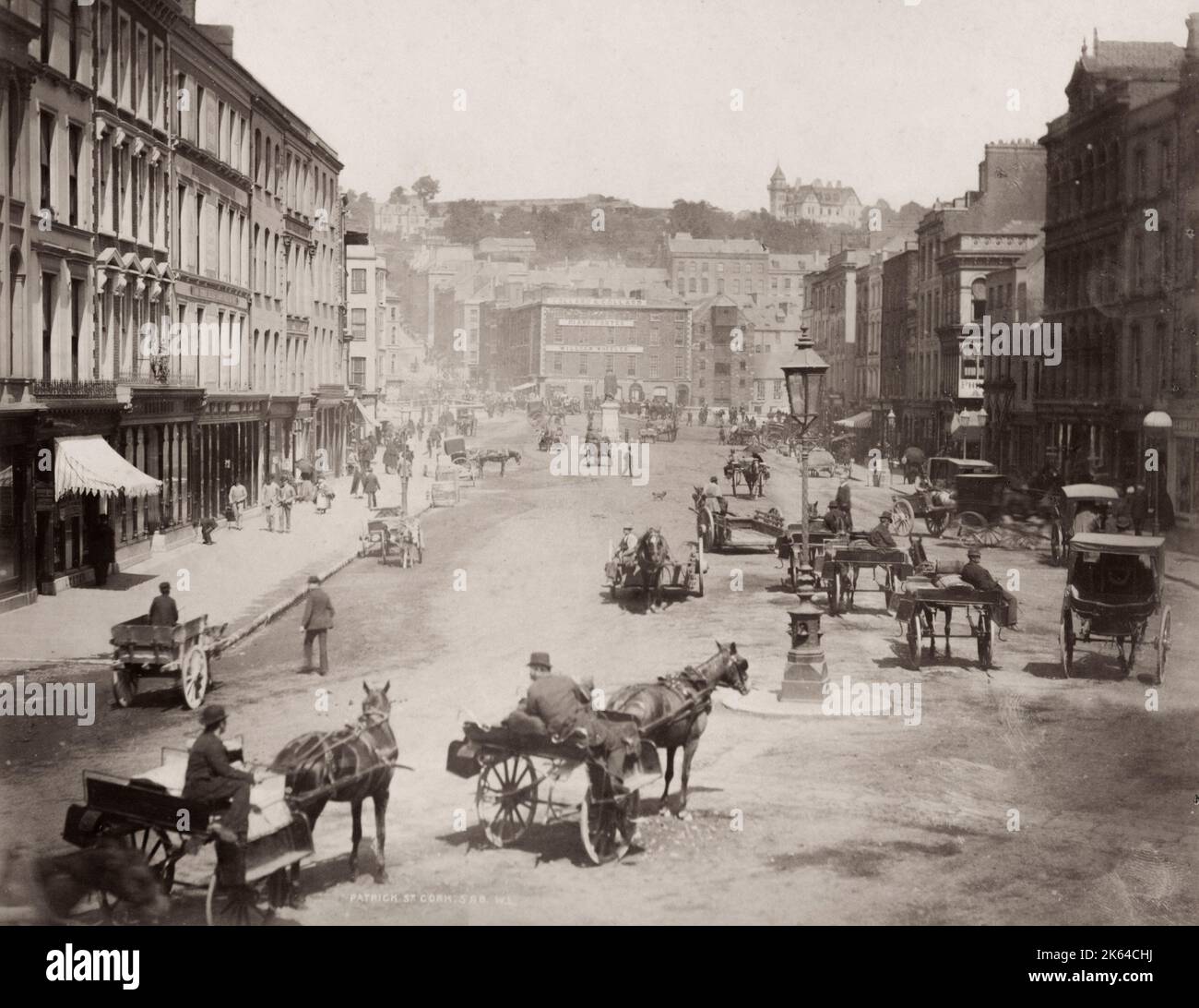 Fotografia d'epoca del XIX secolo - Patrick Street Cork, Irlanda con pedoni e traffico trainato da cavalli. Studio William Lawrence. Foto Stock