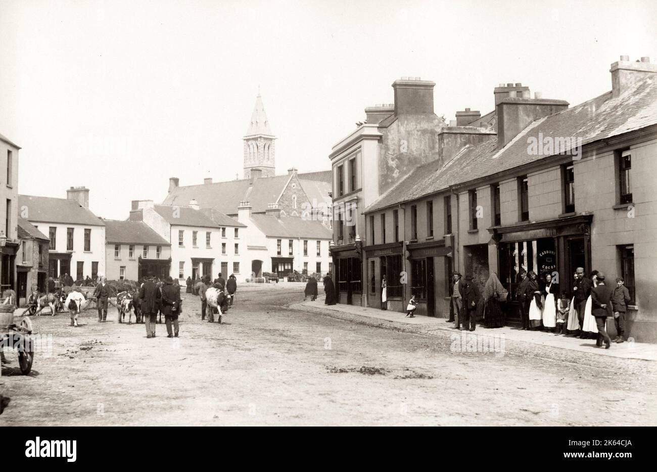 Fotografia d'epoca del XIX secolo - College Steet, Killarney, Irlanda, studio James Valentine. Foto Stock
