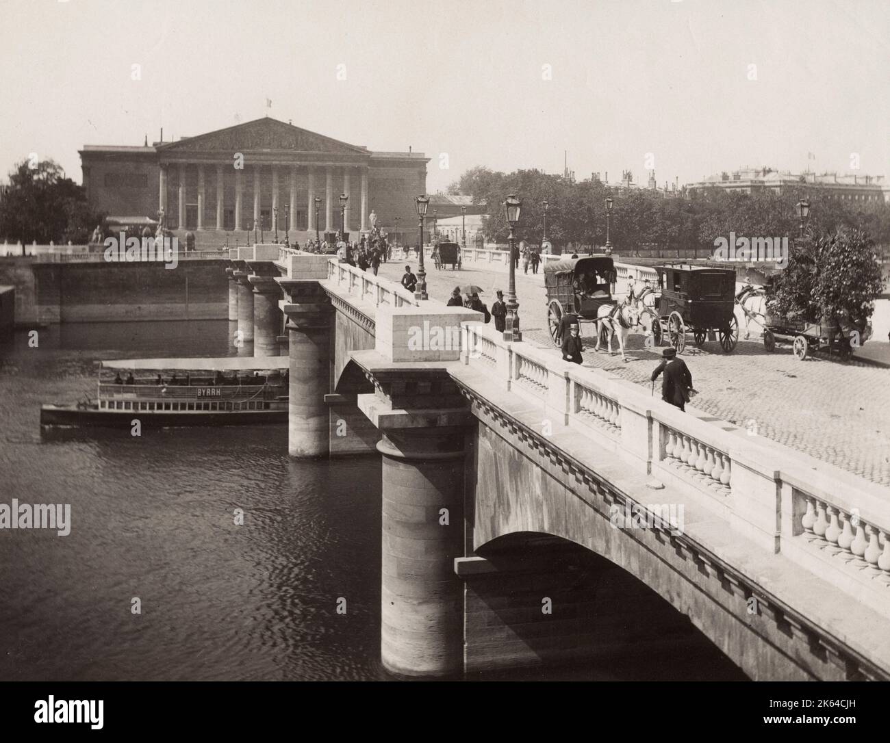 Fotografia d'epoca del XIX secolo - Pont de la Concorde e Camera dei deputati, Parigi Francia. Il Pont de la Concorde è un ponte ad arco sulla Senna di Parigi che collega il Quai des Tuileries a Place de la Concorde e il Quai d'Orsay. Foto Stock