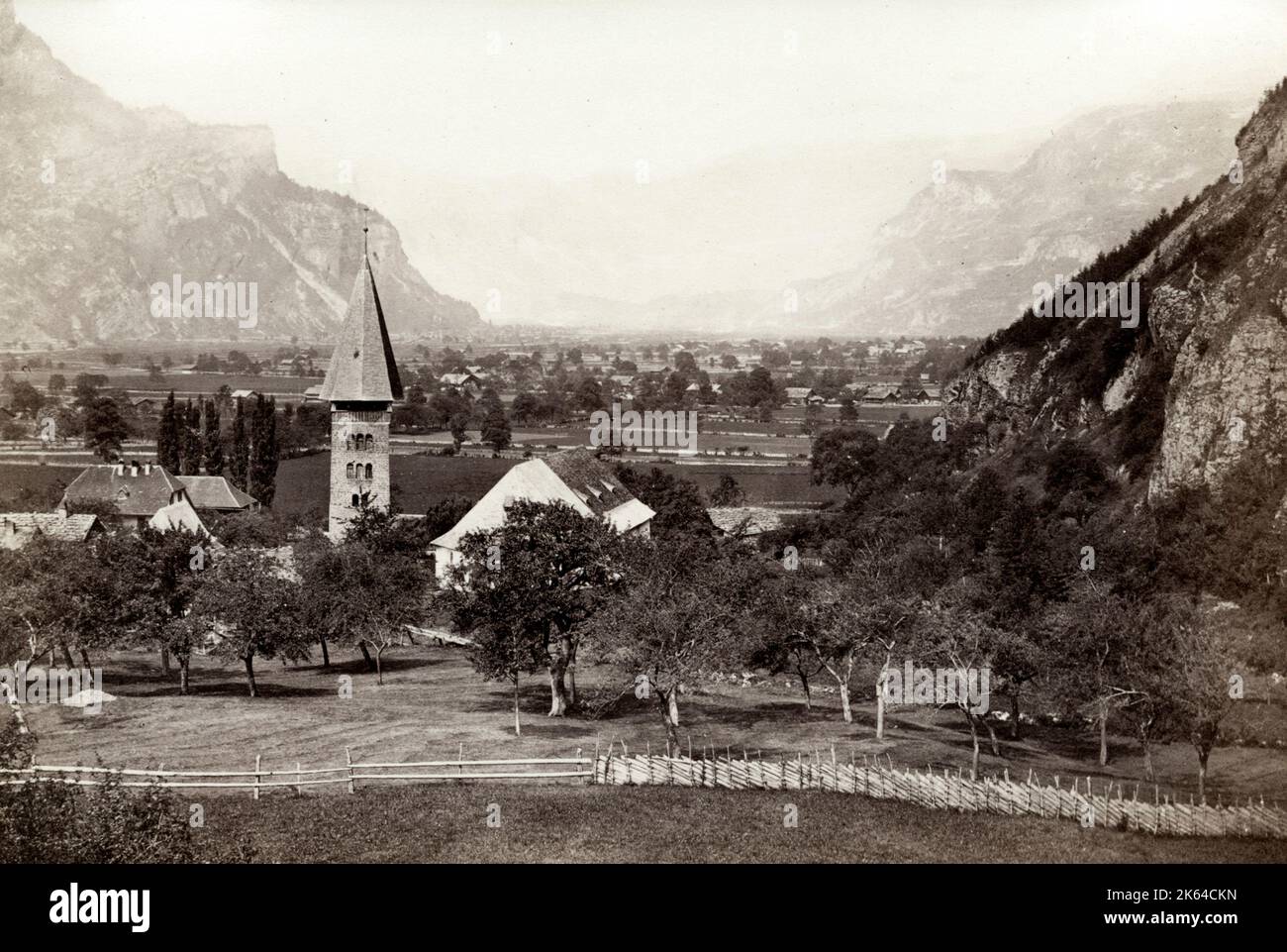 Fotografia d'epoca del XIX secolo - Meiringen è un comune del distretto amministrativo di Interlaken-Oberhasli, nel cantone di Berna, in Svizzera. Oltre al villaggio di Meiringen, il comune comprende gli insediamenti di Balm, Bronigen, Eisenbolgen, Hausen, Prasti, Sand, Stein, Unterbach, Unterheidon, Wylerli e Zaun. Foto Stock