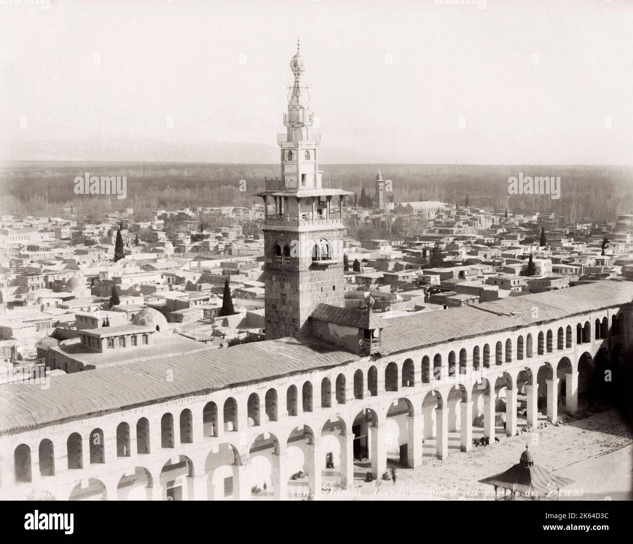 Fotografia d'epoca del XIX secolo: La Moschea di Umayyyad, conosciuta anche come la Grande Moschea di Damasco, con la città alle spalle, la Siria. Foto Stock