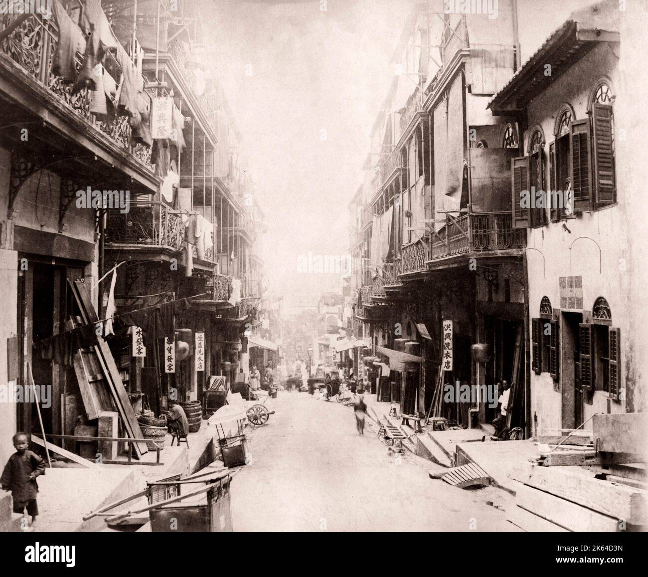 Xix secolo fotografia vintage - Cina - street nella 'città nativa quater cinese di Hong Kong Foto Stock