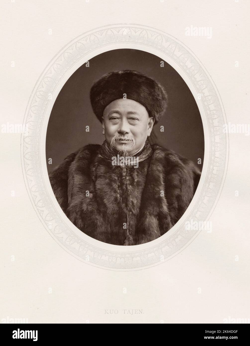 Fotografia d'annata del XIX secolo: Kuo Sung-Tao (1818-?), ufficialmente noto come Kuo Tajen, è stato il primo inviato diplomatico cinese a risiedere in Gran Bretagna. Questo Woodburytype è tratto da una serie di sette volumi dal titolo 'Men of Mark'. Pubblicato tra il 1876 e il 1883 Foto Stock
