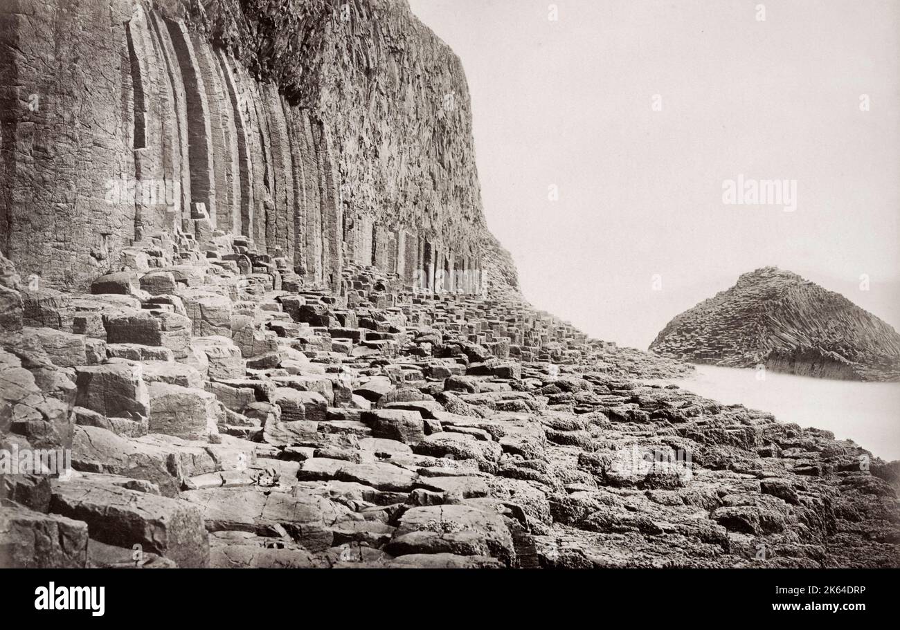 Fotografia d'epoca del XIX secolo: Scozia, colonne di piegatura e Causeway, Staffa. Foto Stock