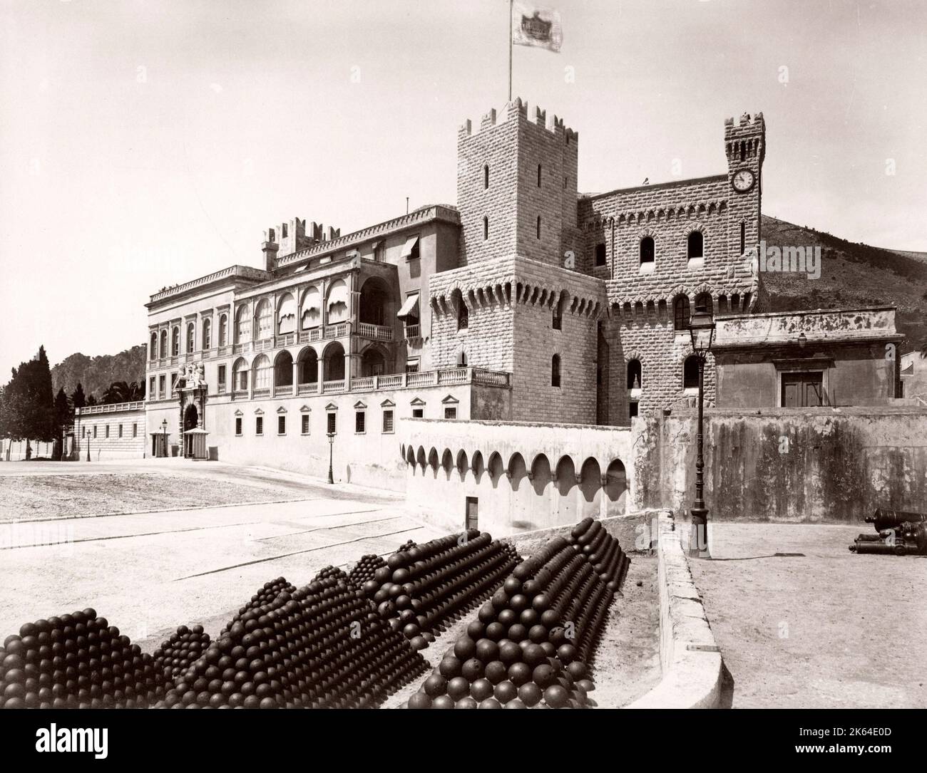Foto d'epoca della fine del XIX secolo: Palazzo del Principe, Monaco, palle di cannone impilate Foto Stock
